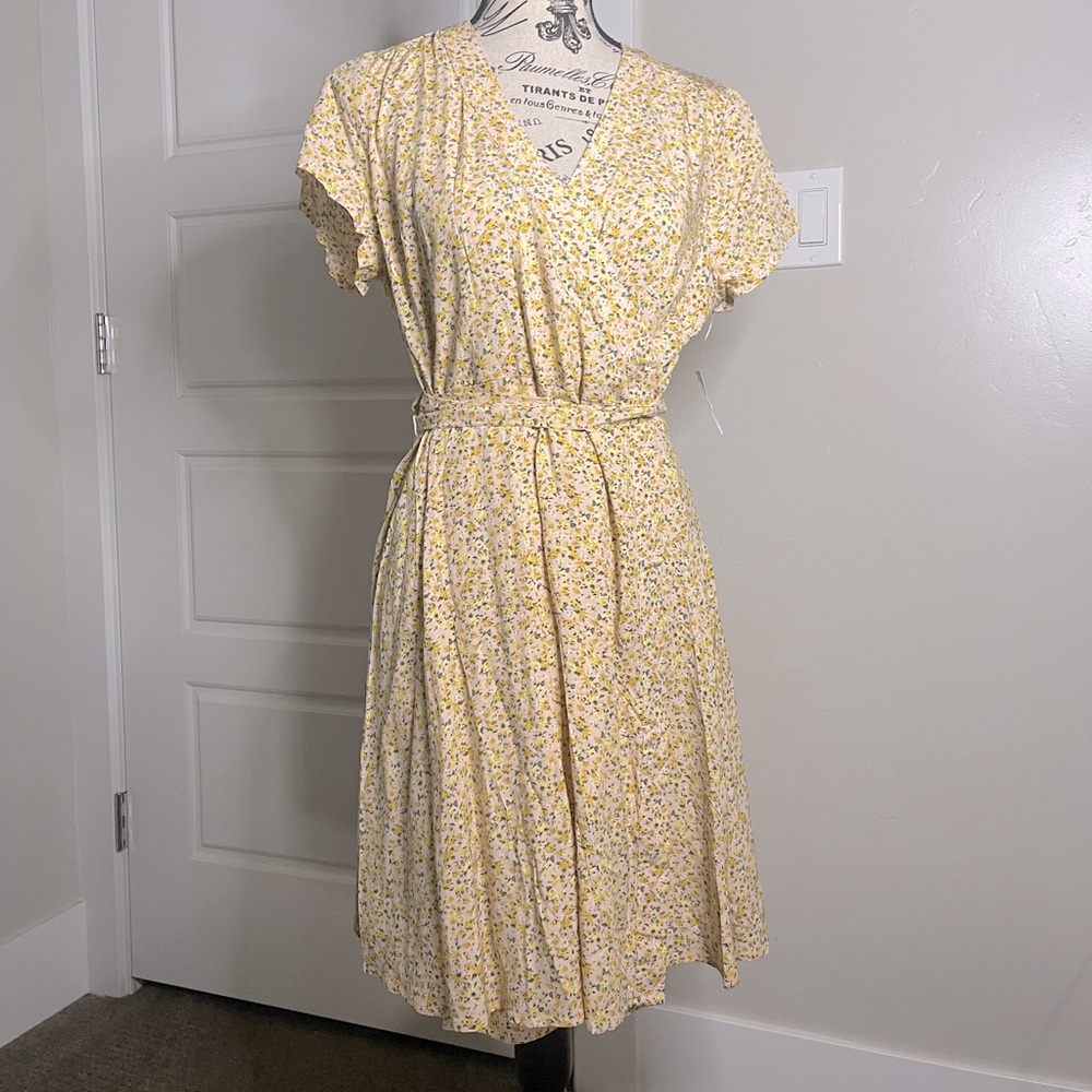 Brand NWT Old Navy waist defined v-neck flutter-sleeve dress in Medium